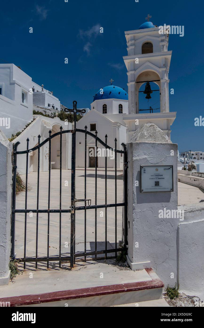 Santorini, Grecia, 3 maggio 2024. La chiesa di Anastasi che si trova sopra il villaggio di Imerovigli. Foto Stock