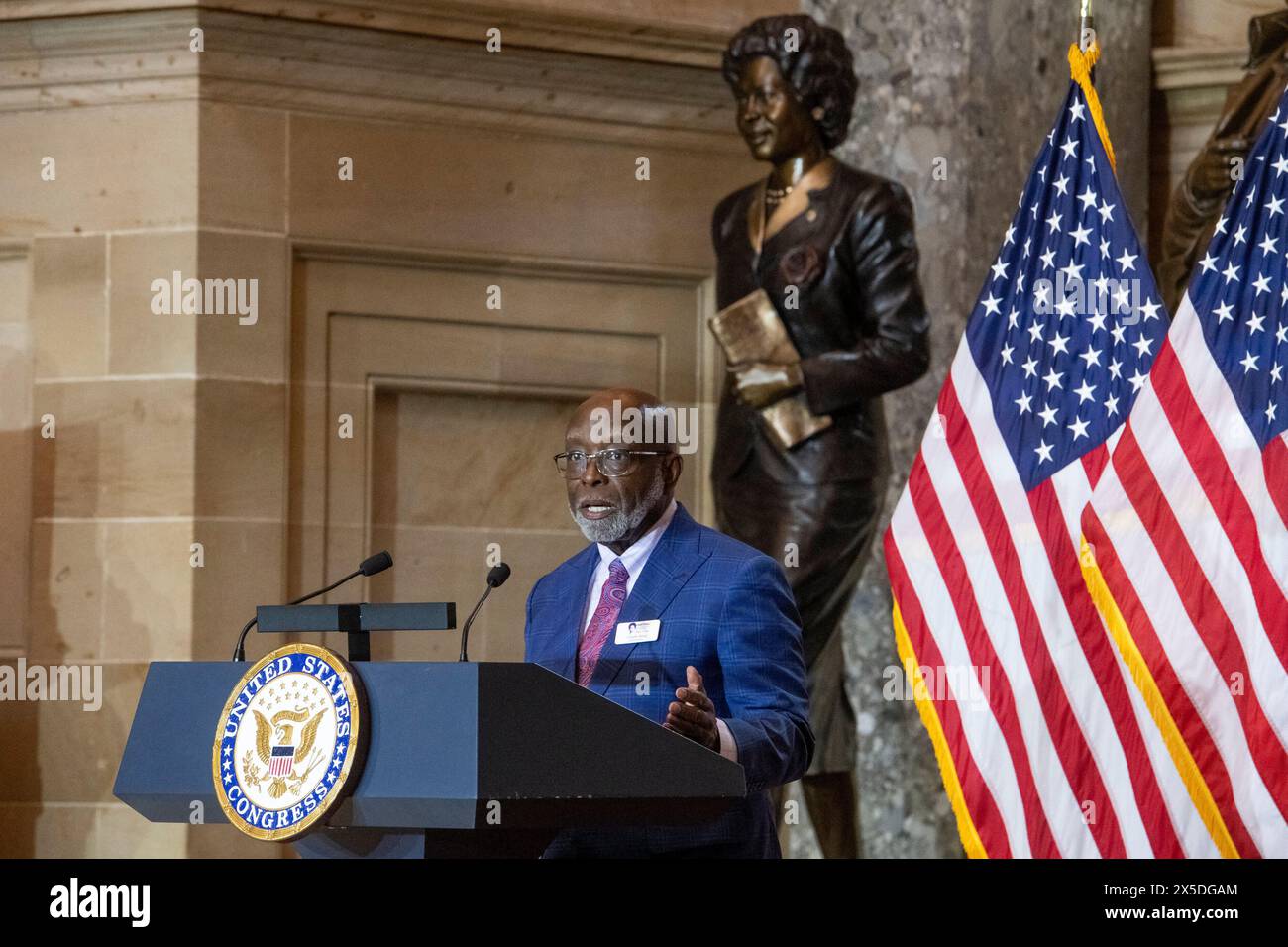 Washington, Stati Uniti. 8 maggio 2024. Charles King, presidente del Consiglio della Fondazione del Museo della Casa di Daisy Bates, offre commenti mentre i leader del Congresso ospitano una cerimonia di dedica della statua in onore di Daisy Bates dell'Arkansas, nella Statuary Hall del Campidoglio degli Stati Uniti a Washington DC, mercoledì 8 maggio 2024. Foto di Rod Lamkey/CNP/ABACAPRESS. COM credito: Abaca Press/Alamy Live News Foto Stock