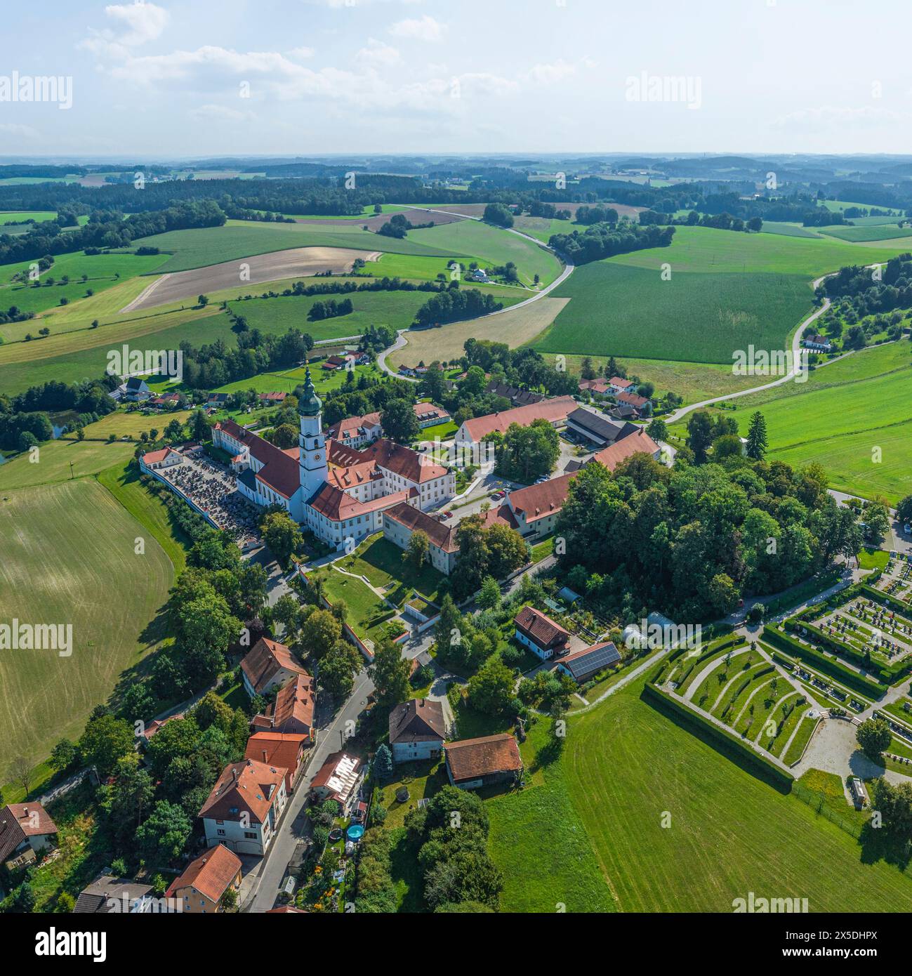 Veduta aerea della città di Neumarkt-Sankt Veit nella valle dell'alta Bavarese Foto Stock