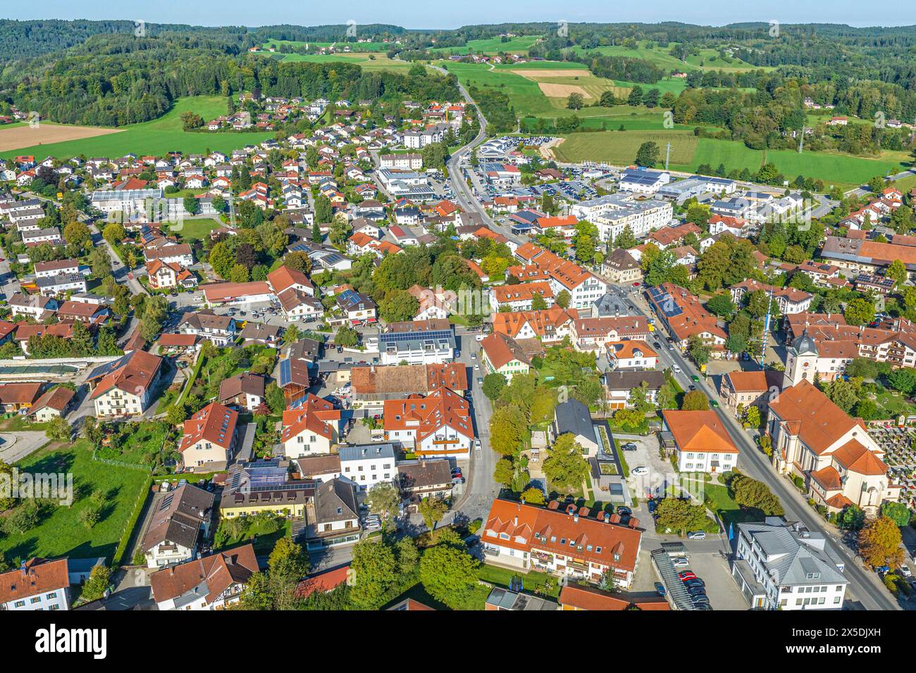 Vista aerea di Feldkirchen-Westerham vicino a Rosenheim nella valle di Mangfall Foto Stock