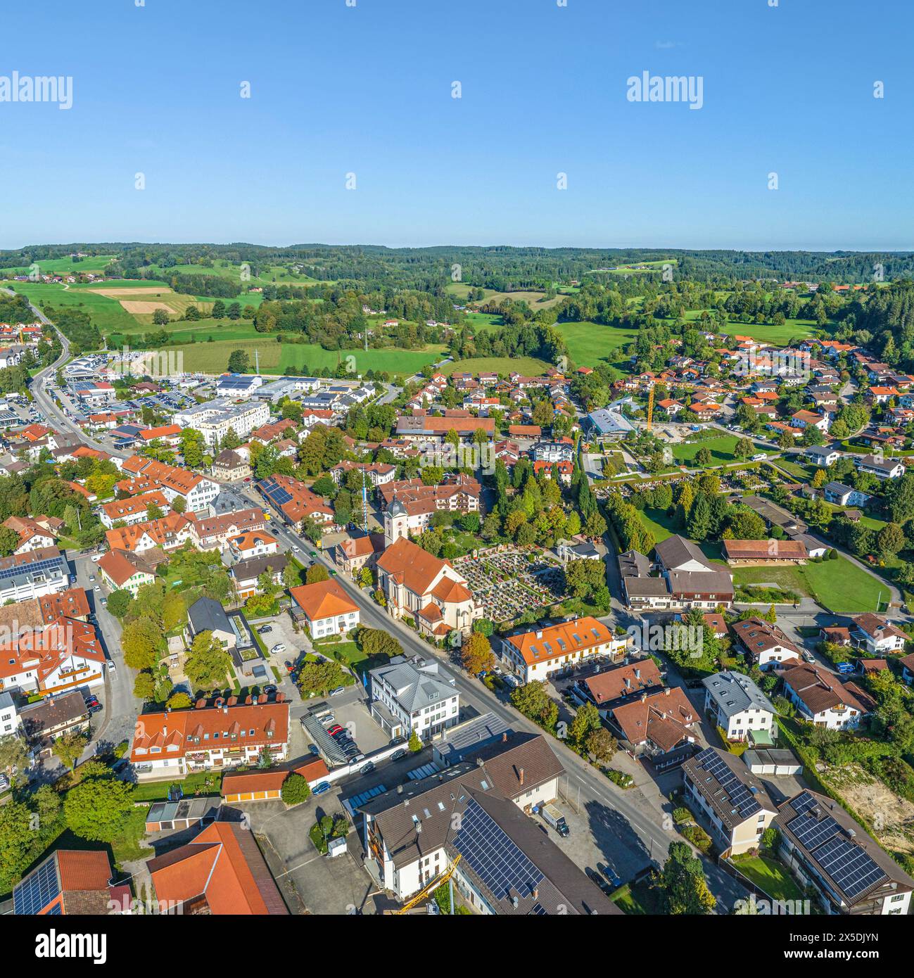 Vista aerea di Feldkirchen-Westerham vicino a Rosenheim nella valle di Mangfall Foto Stock