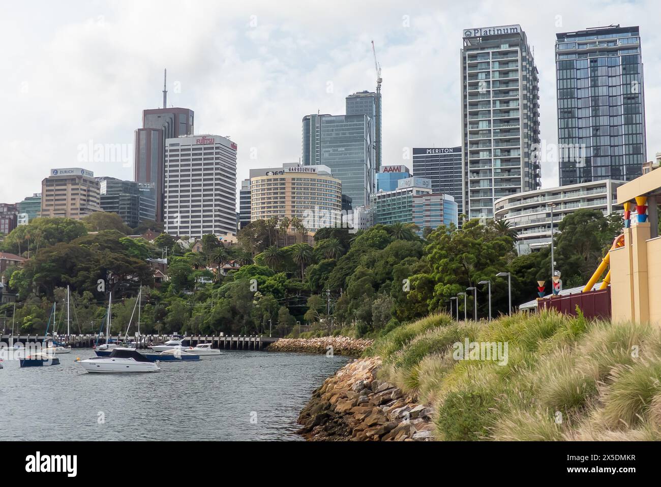 Sydney in Australia: Passeggiata lungo il lungomare di Lavender Bay verso Luna Park Foto Stock