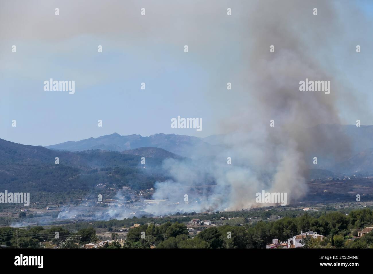 Javea ad Alicante: fuoco selvaggio nella campagna vicino a El Montgo Foto Stock