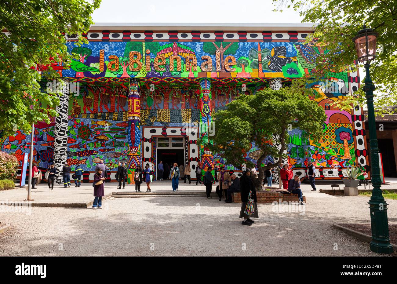 Venezia, Italia - 19 aprile 2024: Padiglione centrale alla Biennale di Venezia 2024. Murale sulla facciata del collettivo brasiliano MAHKU, movimento dos Artis Foto Stock