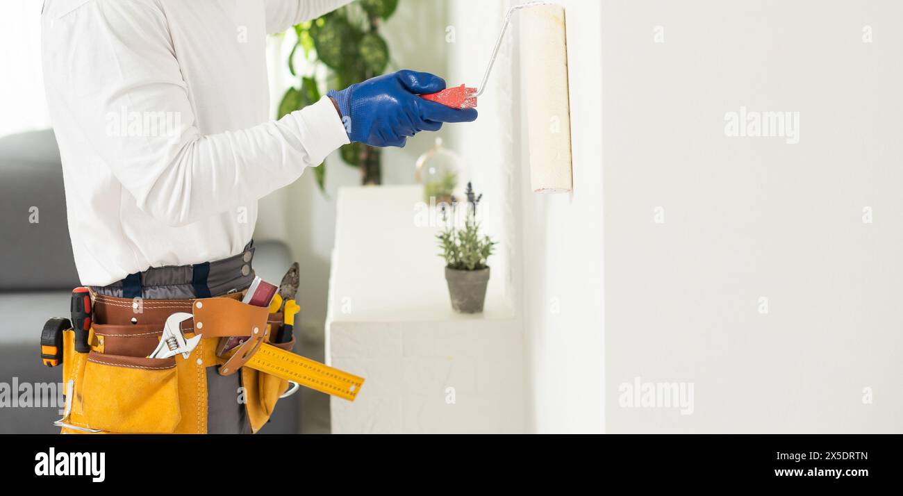 Maschio con cintura piena di strumenti manuali per la riparazione di casa. Foto Stock