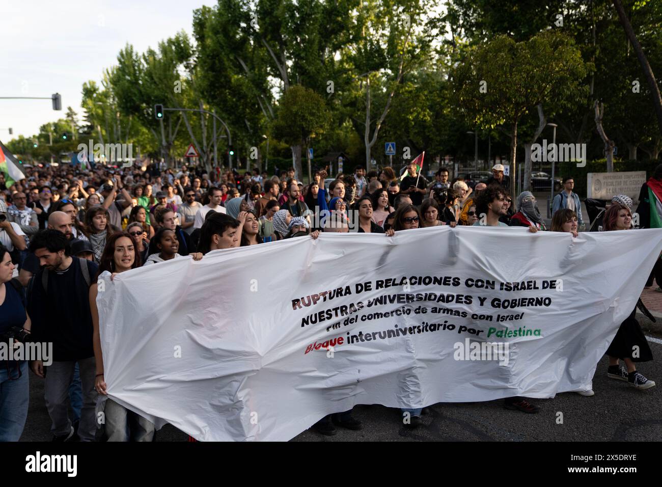 I membri della marcia pubblica insieme agli studenti dell'Università Complutense di Madrid che hanno avviato un Gaza Solidarity Encampment nel campus universitario di Madrid, Spagna, 7 maggio 2024. Accampamenti simili sono stati lanciati da studenti di tutto il mondo in segno di protesta contro il bombardamento di Gaza da parte di Israele, che ha ucciso decine di migliaia di persone. © Craig Redmond Foto Stock