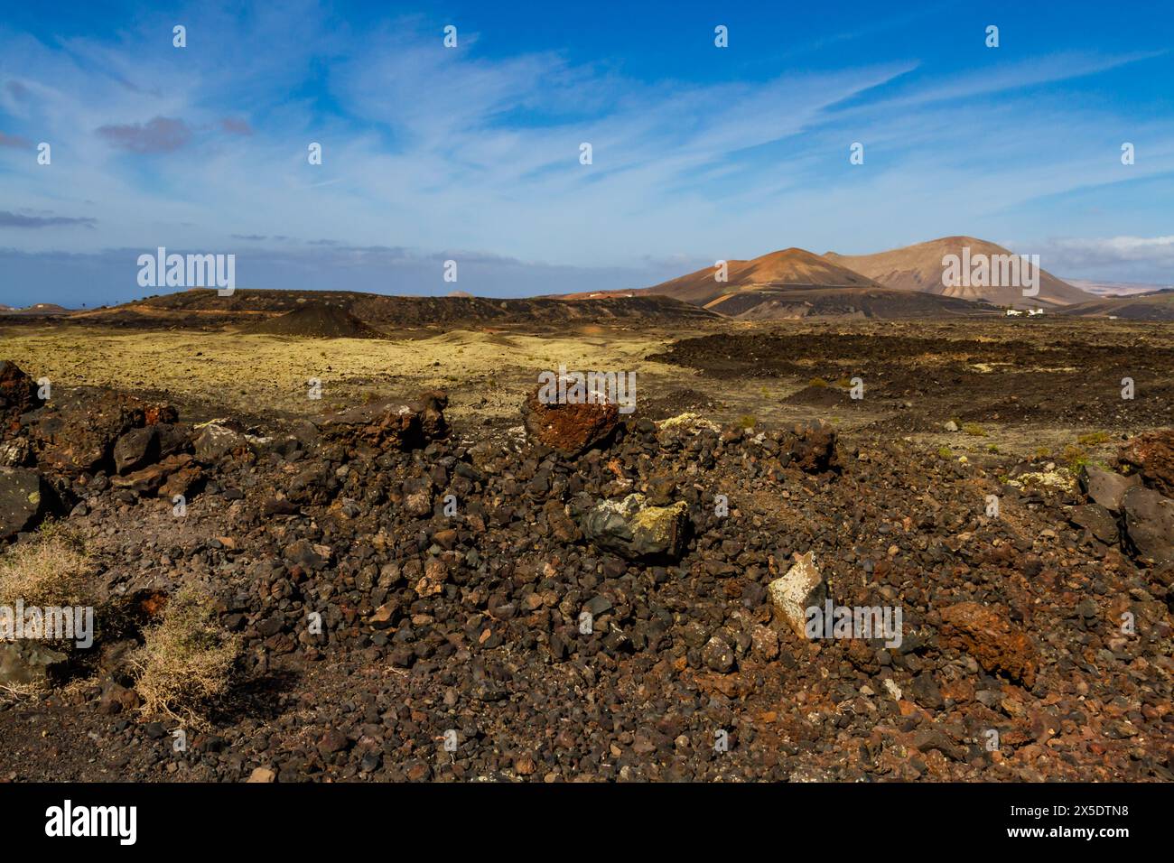 Sentiero Haking intorno al Montana Colorada. "Malpais" - campo arido e roccioso del vulcano lava Colorada. Lanzarote, Isole Canarie, Spagna Foto Stock