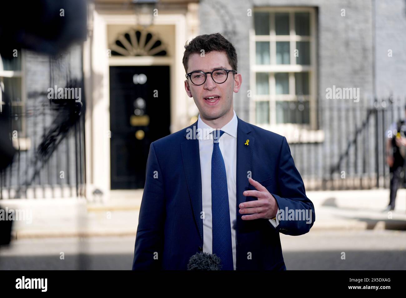 Il presidente dell'Unione degli studenti ebrei, Edward Isaacs, parla ai media al di fuori del numero 10 di Downing Street, Londra, a seguito di un incontro con il primo ministro Rishi Sunak e i leader universitari per discutere gli sforzi per affrontare l'antisemitismo nel campus e proteggere gli studenti ebrei. Data foto: Giovedì 9 maggio 2024. Foto Stock