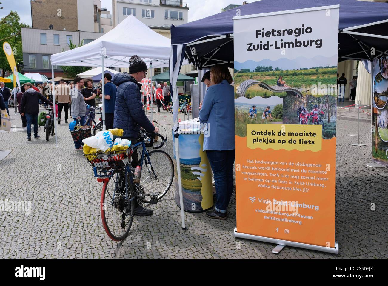 Fietsregio Zuid-Limburg Aachen, 04.05.2024: Infostand der Fahrradregion Süd-Limburg Fietsregio Zuid-Limburg, Niederlande auf dem Aachener Fahrradtag 2024 am Elisenbrunnen. Fahrradläden ermöglichen Probefahrten mit Pedelecs und Lastenfahrrädern, ebenso ein Pedelec-Fahrradtraining. Eine Hochradschule läßt Interessierte Hochräder ausprobieren. Eine Sternfahrt von den Aussenbezirken bis zur Innenstadt findet statt. Aachen Elisenbrunnen NRW Deutschland *** Fietsregio Zuid Limburg Aachen, 04 05 2024 Stand informativo della regione delle biciclette del Limburgo meridionale Fietsregio Zuid Limburg, Paesi Bassi presso l'AAC Foto Stock