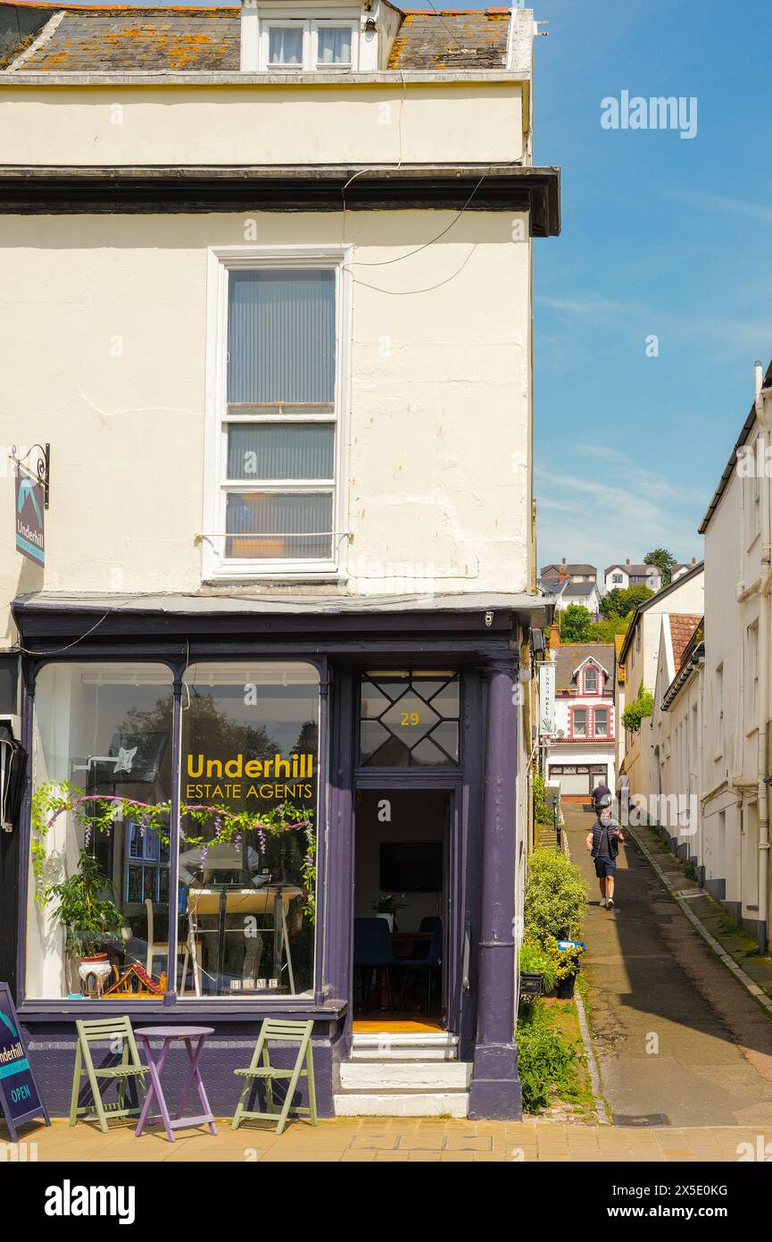 Un piccolo agente immobiliare bijou e un po' rustico chiamato Underhill, con una corsia che corre sul lato di esso, a Dawlish, Devon, Regno Unito. Foto Stock