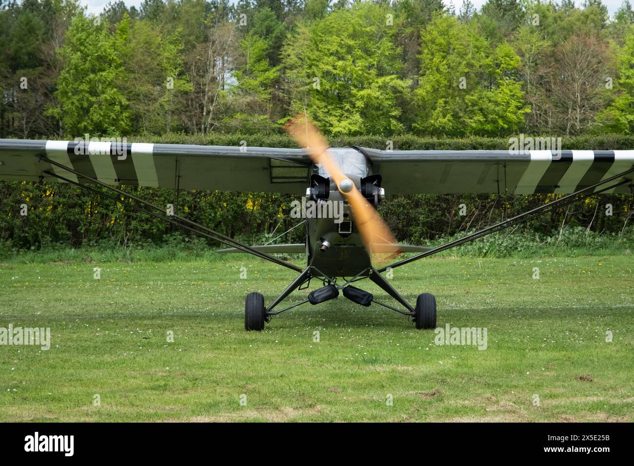 Un aereo Piper L4B Grasshopper alla Fiera Popham Microlight nel maggio 2024 nell'Hampshire, in Inghilterra Foto Stock