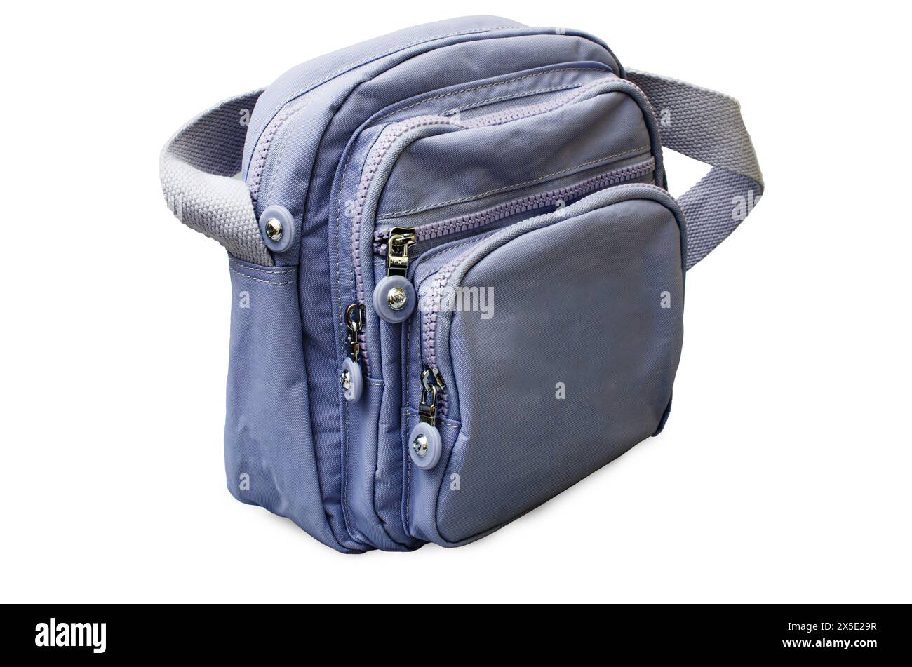Borsa da donna in miniatura realizzata in resistente tessuto blu, con cerniera, con tasca esterna, isolata su sfondo bianco. Foto Stock