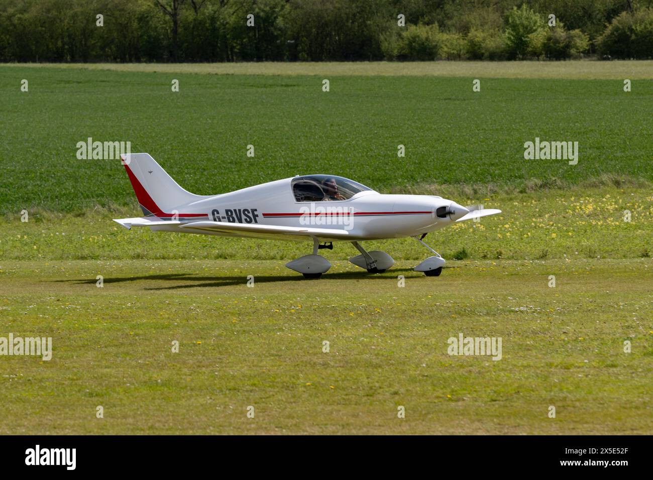 Molto pulito Aero Designs Pulsar Compsite Built Microlight Aircraft arriva all'aeroporto di Popham vicino a Basingstoke nell'Hampshire per il Fly in Foto Stock