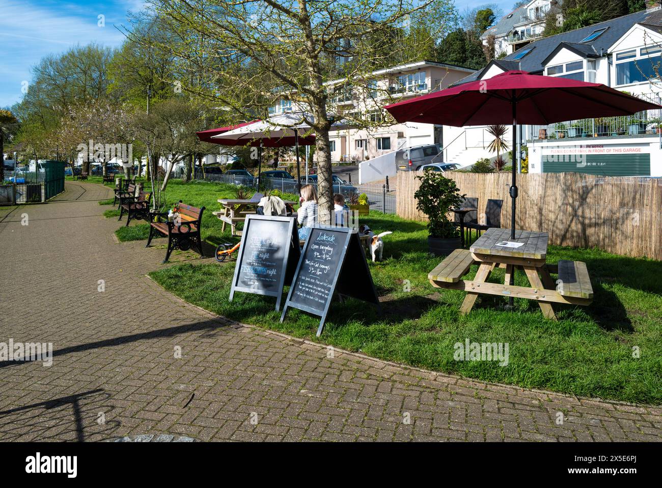 Ombrelloni e tavoli da picnic nei Trenance Gardens di Newquay, in Cornovaglia, nel Regno Unito Foto Stock