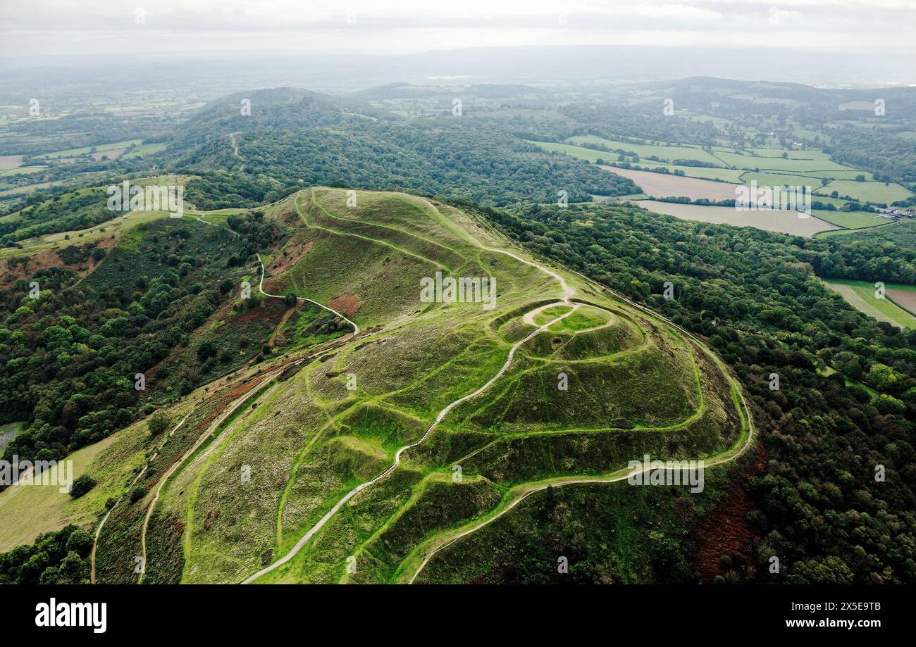 Le opere di terracotta dell'età del ferro, note come British Camp aka Herefordshire Beacon, risalgono a circa il II secolo a.C. SW. Ricerca antenna Malvern Hills Foto Stock