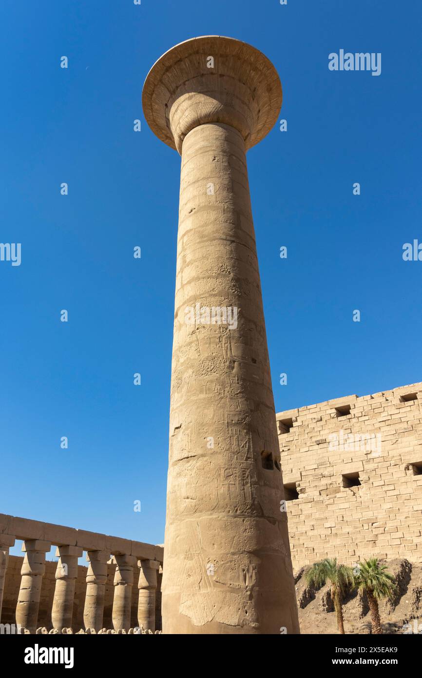 Le colonne e le sezioni del Tempio di Karnak che rimangono come rovine all'interno del complesso. Geroglifici dipinti, enormi lavori in pietra datati intorno al 1970 a.C. Luxor, Egitto Foto Stock