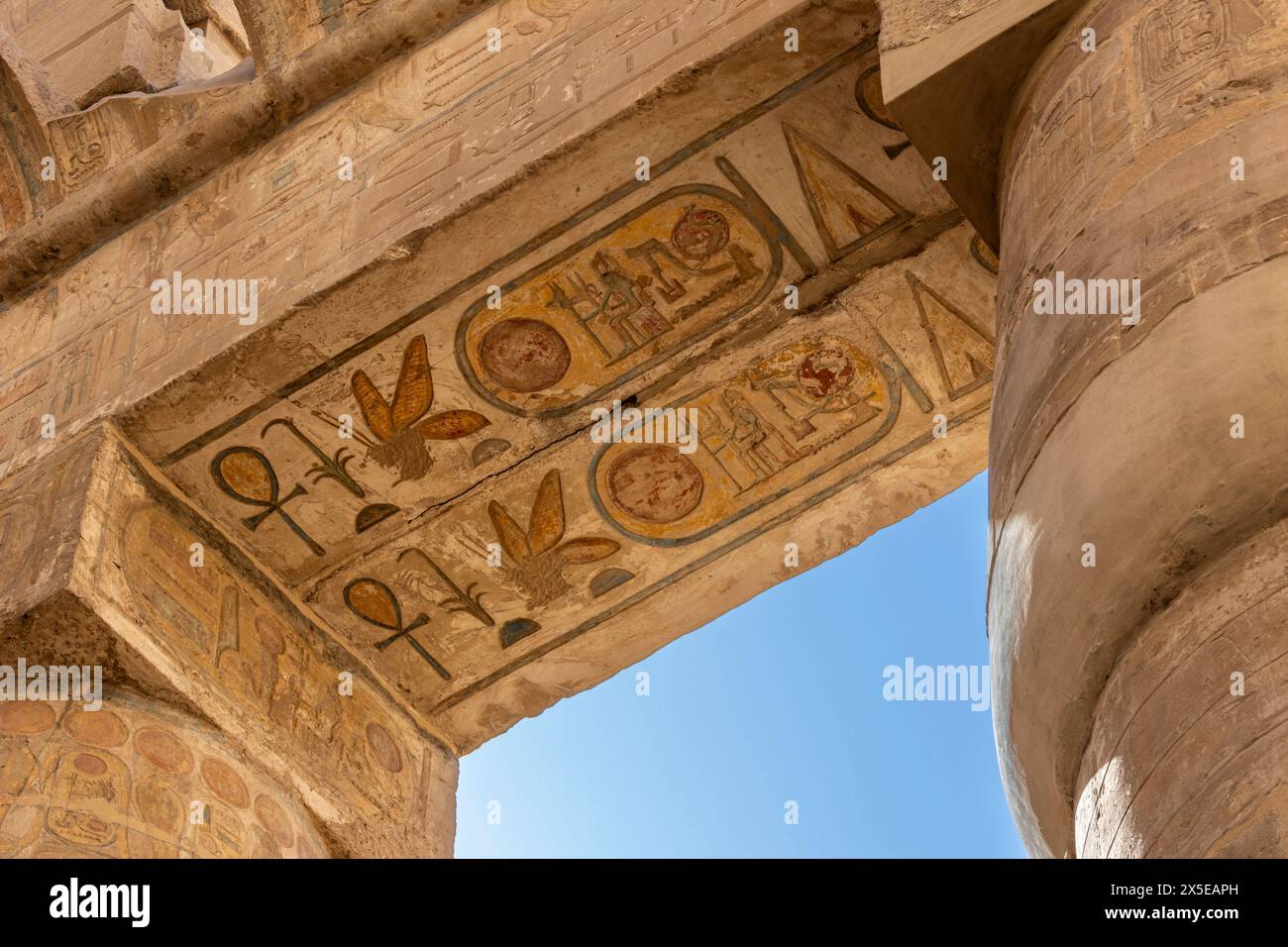 Le colonne e le sezioni del Tempio di Karnak che rimangono come rovine all'interno del complesso. Geroglifici dipinti, enormi lavori in pietra datati intorno al 1970 a.C. Luxor, Egitto Foto Stock