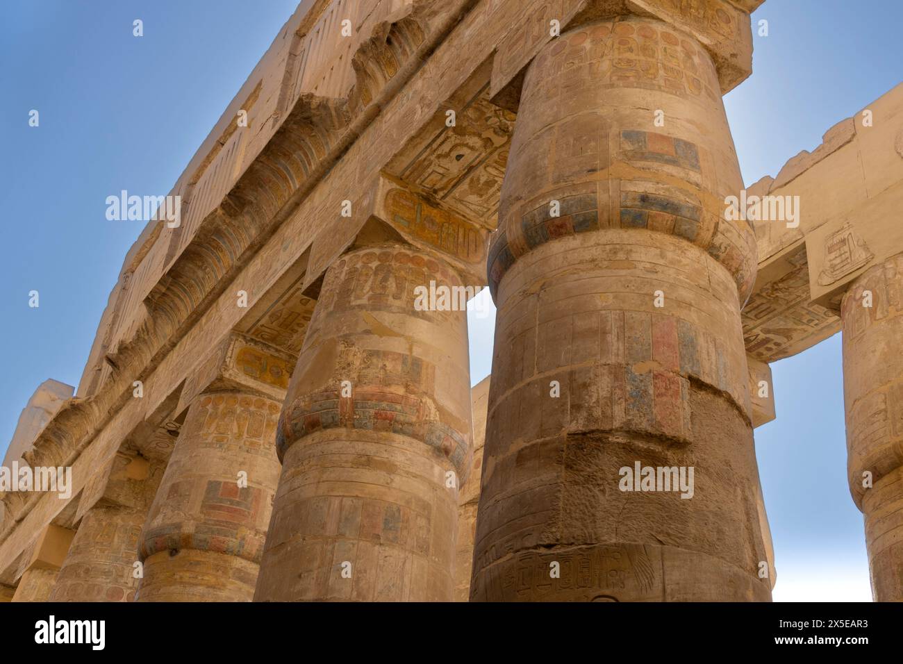 Le colonne e le sezioni del Tempio di Karnak che rimangono come rovine all'interno del complesso. Geroglifici dipinti, enormi lavori in pietra datati intorno al 1970 a.C. Luxor, Egitto Foto Stock