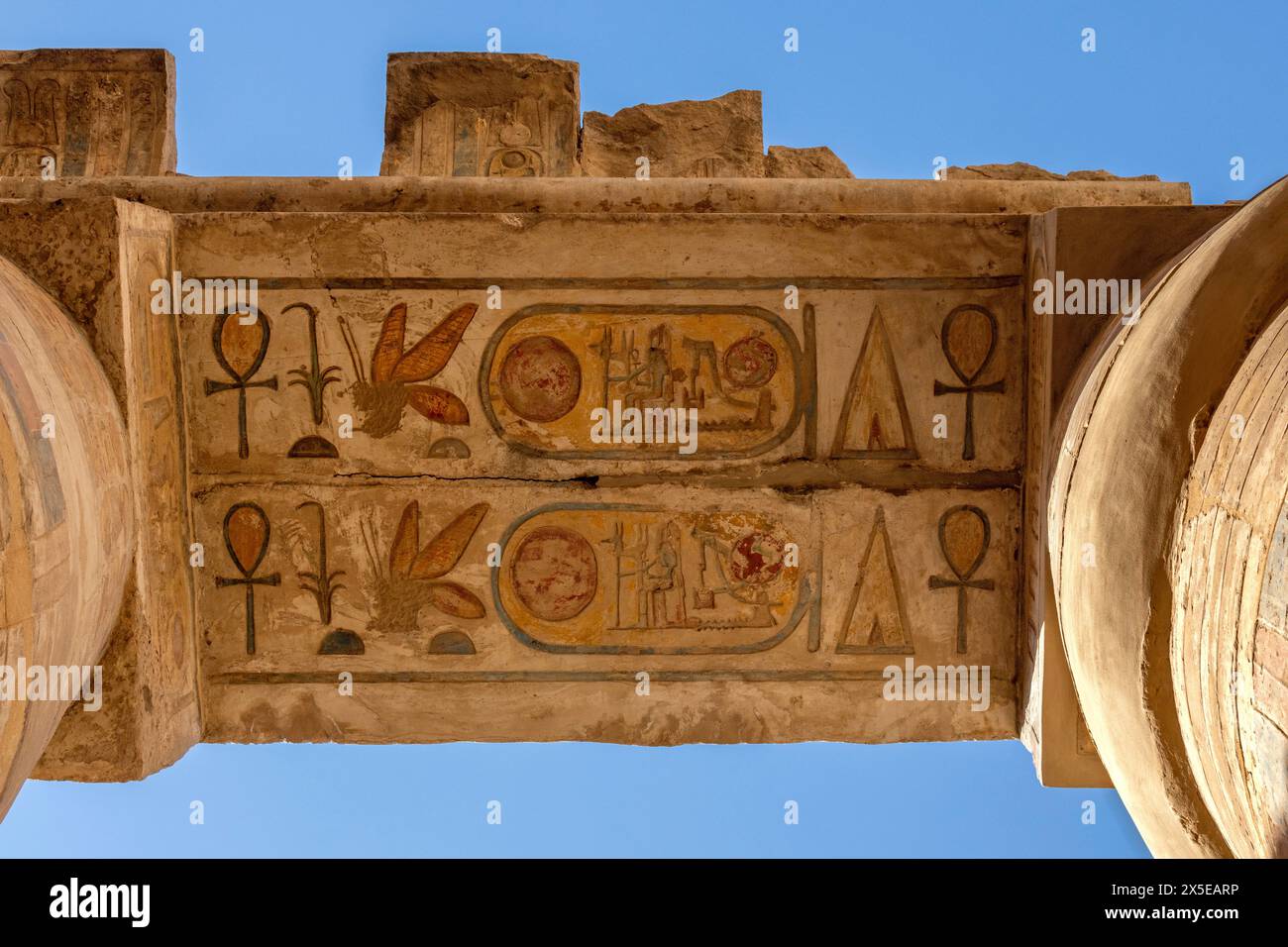 Le colonne e le sezioni del Tempio di Karnak che rimangono come rovine all'interno del complesso. Geroglifici dipinti, enormi lavori in pietra datati intorno al 1970 a.C. Luxor, Egitto Foto Stock