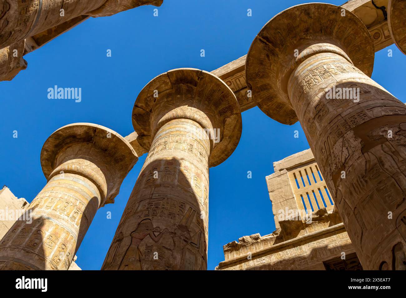 Le colonne e le sezioni del Tempio di Karnak che rimangono come rovine all'interno del complesso. Geroglifici dipinti, enormi lavori in pietra datati intorno al 1970 a.C. Luxor, Egitto Foto Stock