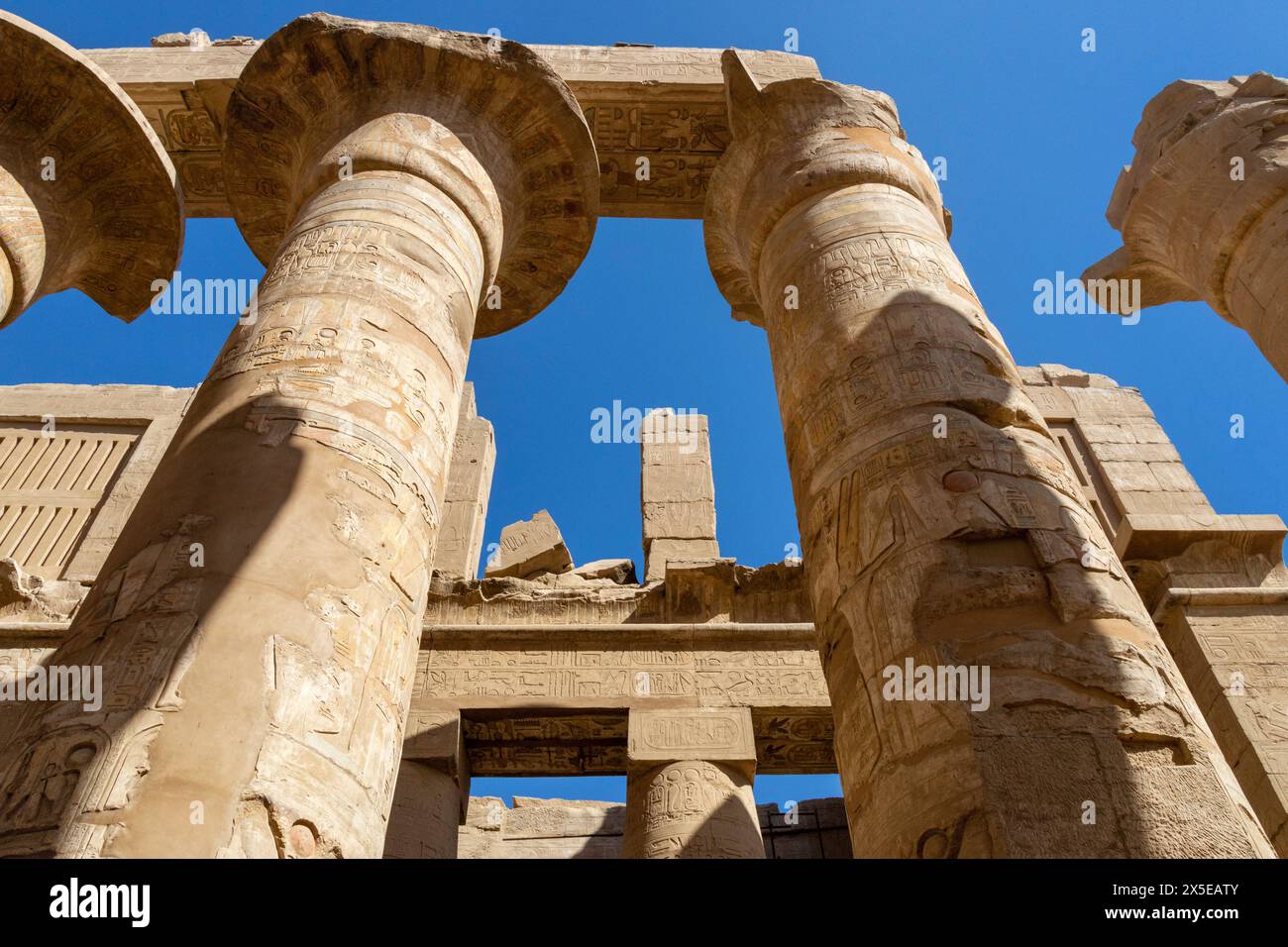 Le colonne e le sezioni del Tempio di Karnak che rimangono come rovine all'interno del complesso. Geroglifici dipinti, enormi lavori in pietra datati intorno al 1970 a.C. Luxor, Egitto Foto Stock