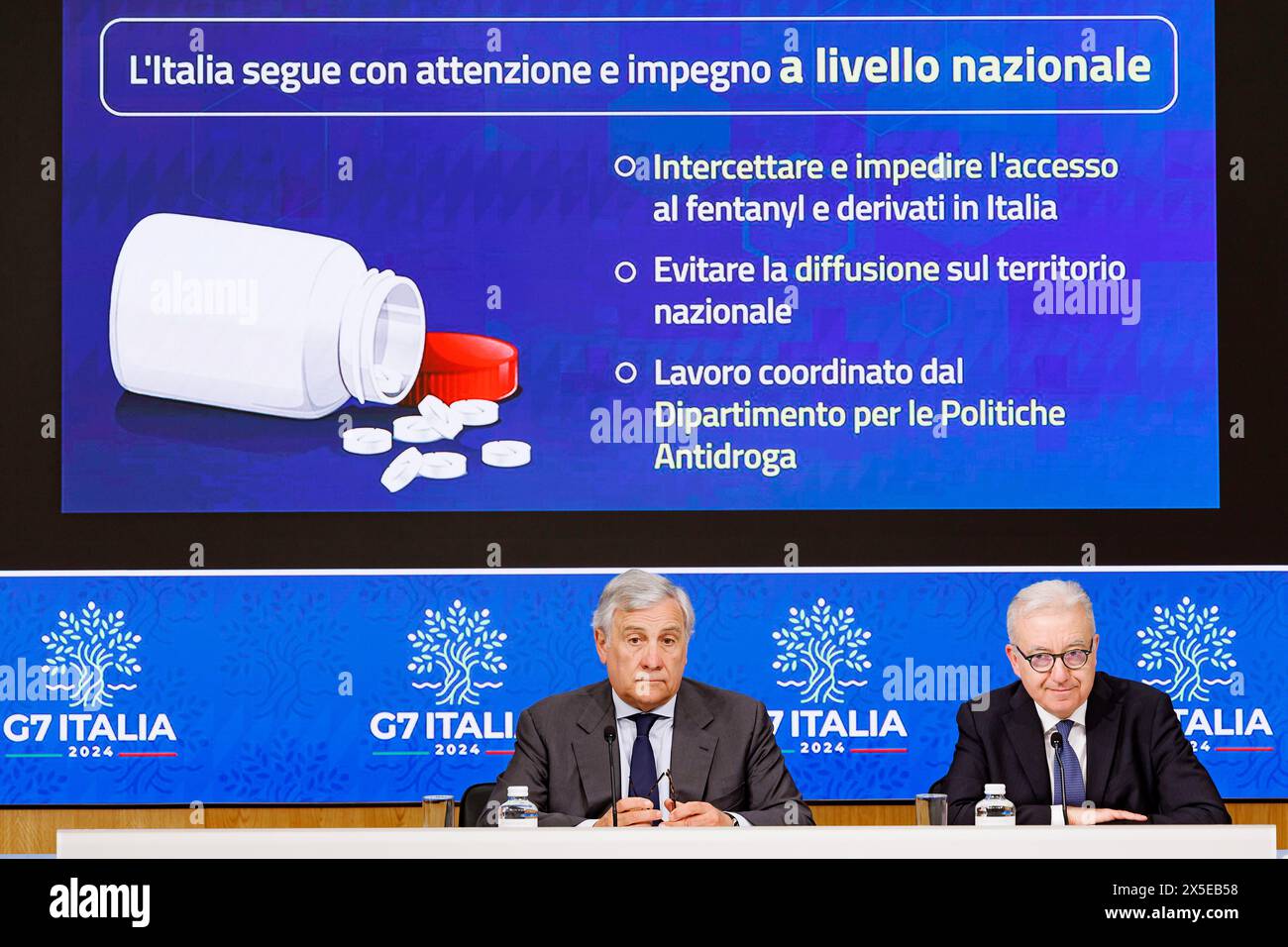 il ministro degli esteri Antonio Tajani e il sottosegretario alla presidenza del Consiglio Alfredo Mantovano a Palazzo Chigi durante la conferenza stampa sull'aggiornamento delle attivit&#xe0; del piano di prevenzione contro l'uso del Fenatyl. Roma, Gioved&#xec;, 9 maggio 2024 (foto Roberto Monaldo/LaPresse) Ministro degli Esteri Antonio Tajani (sinistra) e sottosegretario alla Presidenza del Consiglio Alfredo Mantovano a Palazzo Chigi durante la conferenza stampa sull'aggiornamento delle attività del piano di prevenzione contro l'uso del fenatyl. Roma, giovedì 9 maggio 2024 (foto di Foto Stock