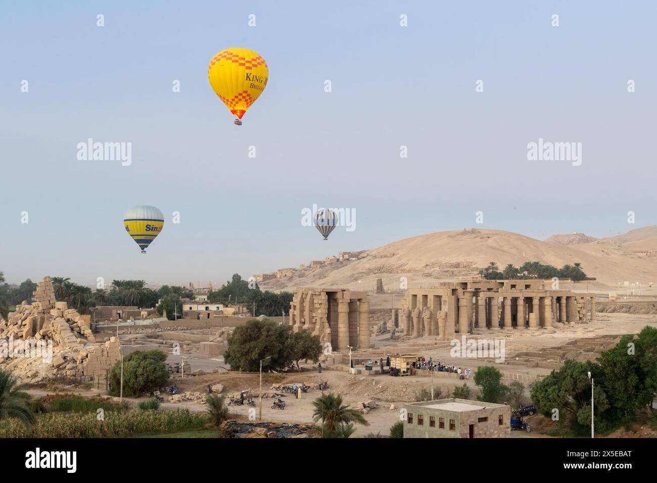 Il tempio Ramesseum del faraone Ramses II, all'interno della necropoli di Tebe a Luxor in Egitto. Foto Stock Il tempio Ramesseum del faraone Ramses II, all'interno della necropoli di Tebe a Luxor in Egitto. Foto Stock