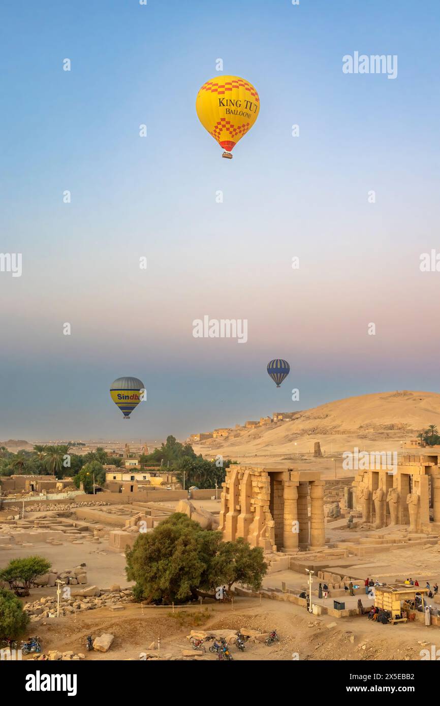 Il tempio Ramesseum del faraone Ramses II, all'interno della necropoli di Tebe a Luxor in Egitto. Foto Stock Il tempio Ramesseum del faraone Ramses II, all'interno della necropoli di Tebe a Luxor in Egitto. Foto Stock