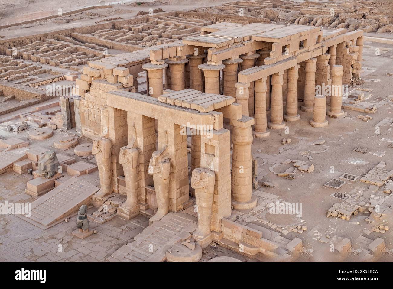 Il tempio Ramesseum del faraone Ramses II, all'interno della necropoli di Tebe a Luxor in Egitto. Foto Stock Il tempio Ramesseum del faraone Ramses II, all'interno della necropoli di Tebe a Luxor in Egitto. Foto Stock