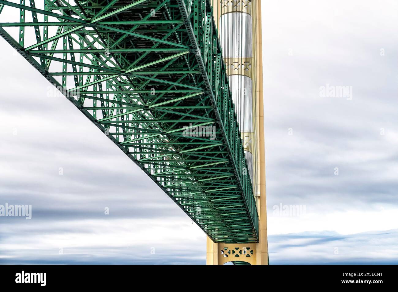 Mackinac Bridge visto dallo stretto di Mackinac. Foto Stock