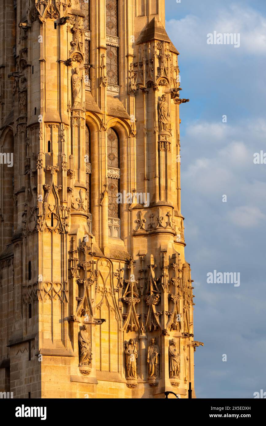 Tour di Saint-Jacques (patrimonio dell'umanità dell'UNESCO), vista dall'architettura ravvicinata di Parigi (riva destra) al tramonto. Francia Foto Stock