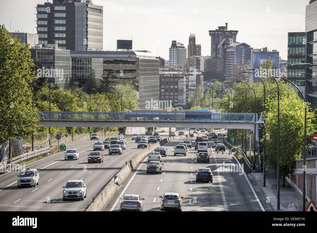 Strada di ingresso urbana a Madrid e passaggio pedonale sulla strada con contrassegni di altezza per veicoli di grandi dimensioni Foto Stock