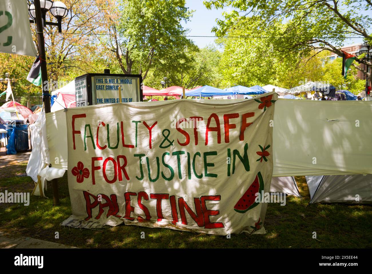 Professori e personale per la giustizia in Palestina presso l'accampamento di supporto di Gaza presso l'Università del Michigan, Ann Arbor Michigan Foto Stock