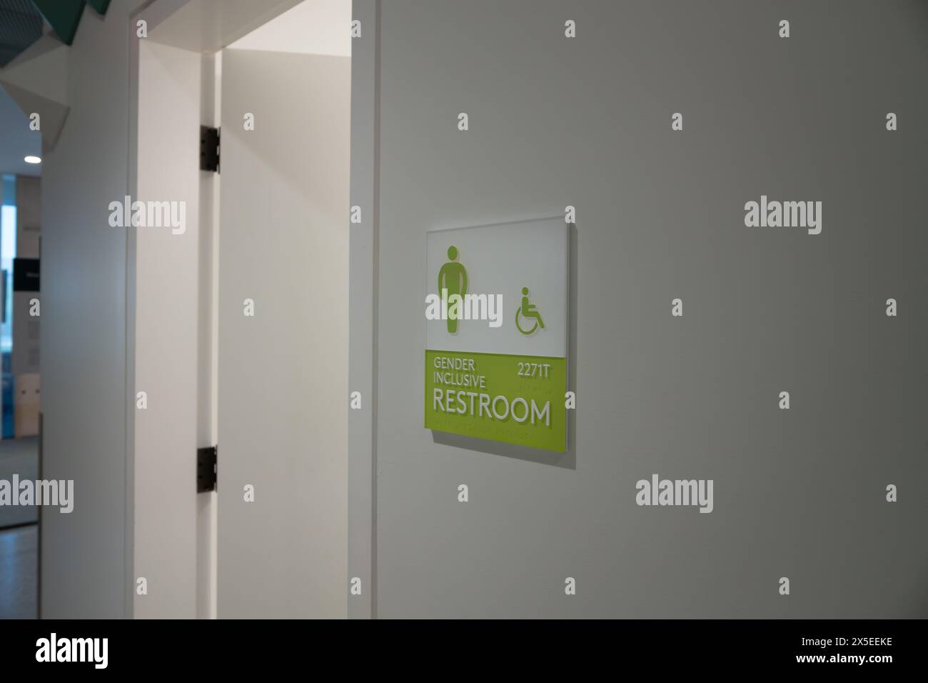 Cartello esterno con la scritta "gender inclusive toilette" Foto Stock