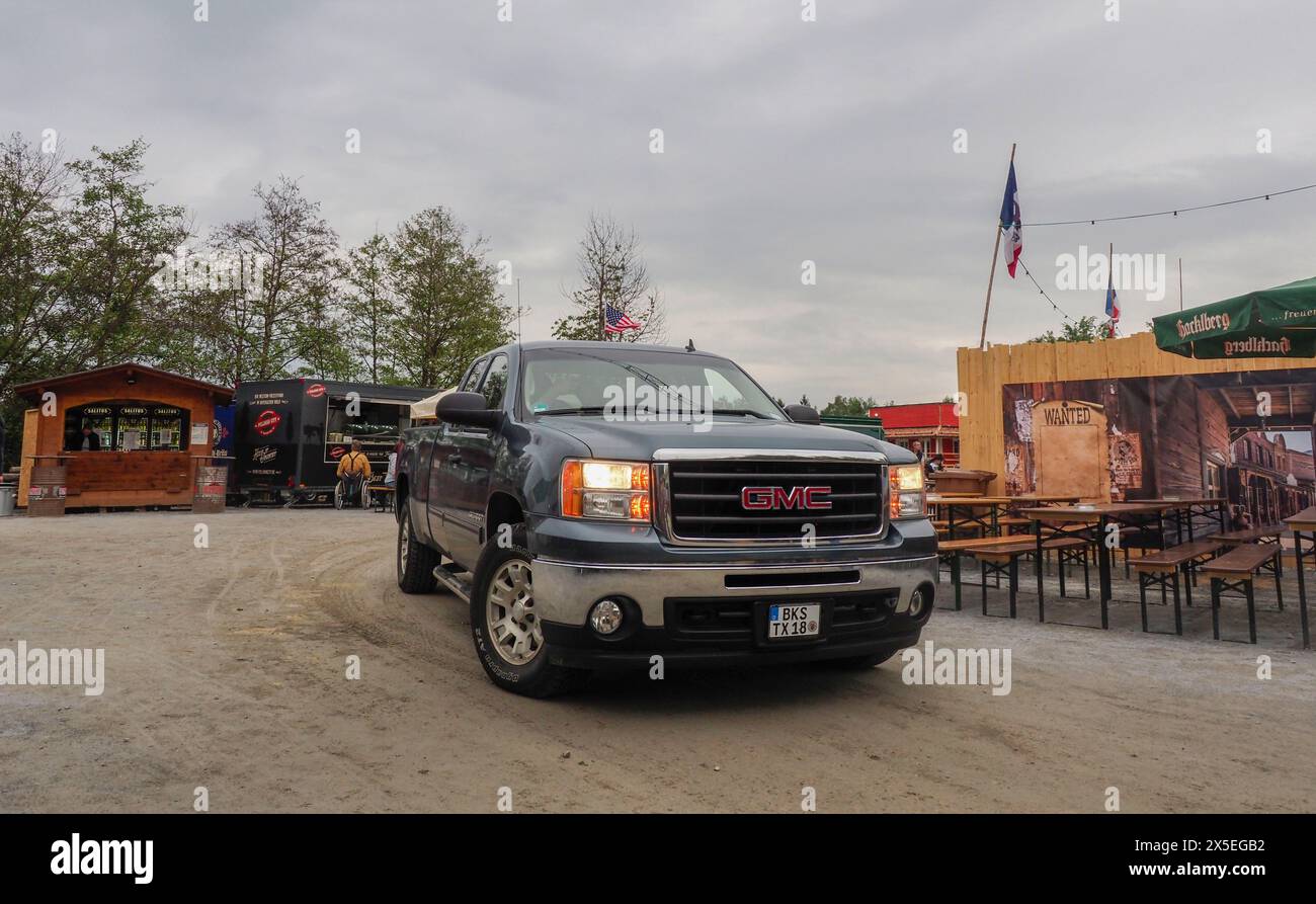 Eging am SEE, Germania. 8 maggio 2024. GMC Sierra 1500, Chevrolet Silverado/GMC Sierra è un pick-up full-size prodotto dal 1999 con il marchio Chevrolet, di proprietà della General Motors. Una tradizionale mostra di oldtimers americani ha iniziato a lavorare nel complesso ricreativo Pullman City nella città di Eging-am-SEE, in Germania. Tradizionalmente, gli appassionati di auto provenienti da Germania, Austria e Svizzera partecipano a questo spettacolo. Quest'anno, una rara auto americana dall'Ucraina è stata presentata per la prima volta. (Foto di Igor Golovniov/SOPA Images/Sipa USA) credito: SIPA USA/Alamy Live News Foto Stock