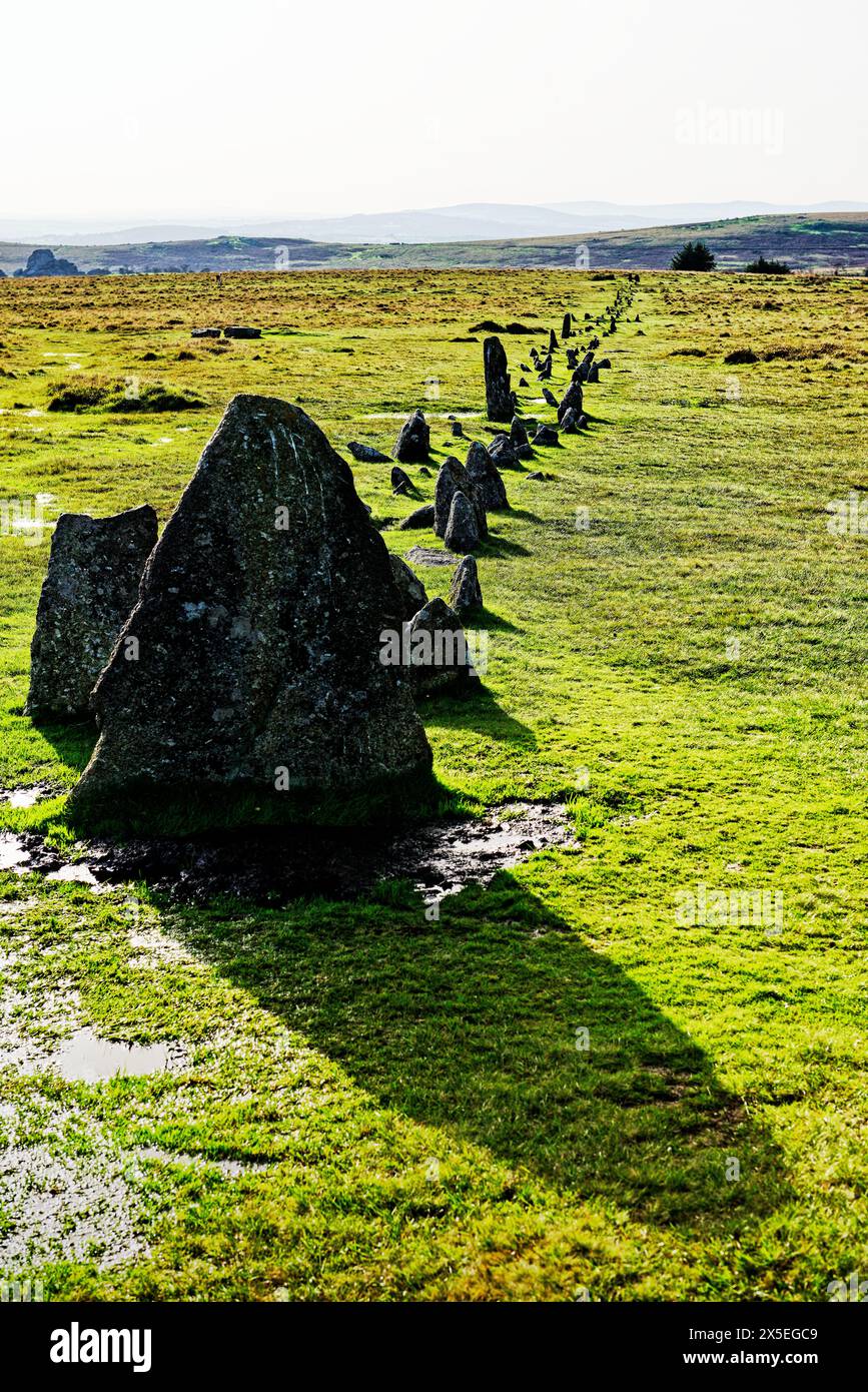 File di pietra Merrivale. Preistorico neolitico 3000–2300 a.C. sito a Dartmoor, Devon, Inghilterra. La strada a due file sud dalla sua pietra di blocco est Foto Stock