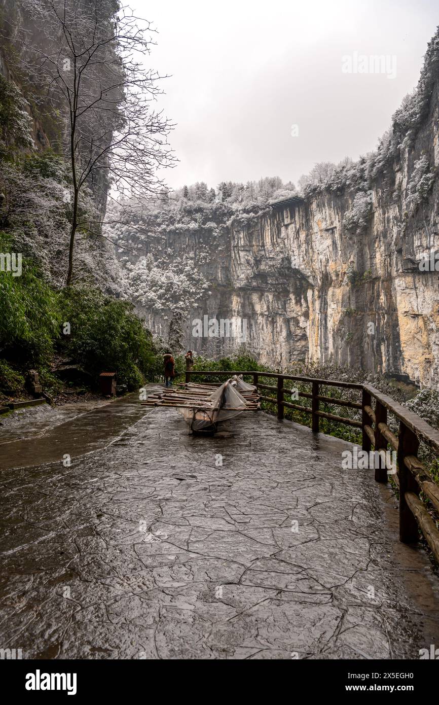 Una giornata innevata presso i tre ponti naturali, punto panoramico di Chongqing, Cina. Cielo nuvoloso con spazio di copia per il testo Foto Stock