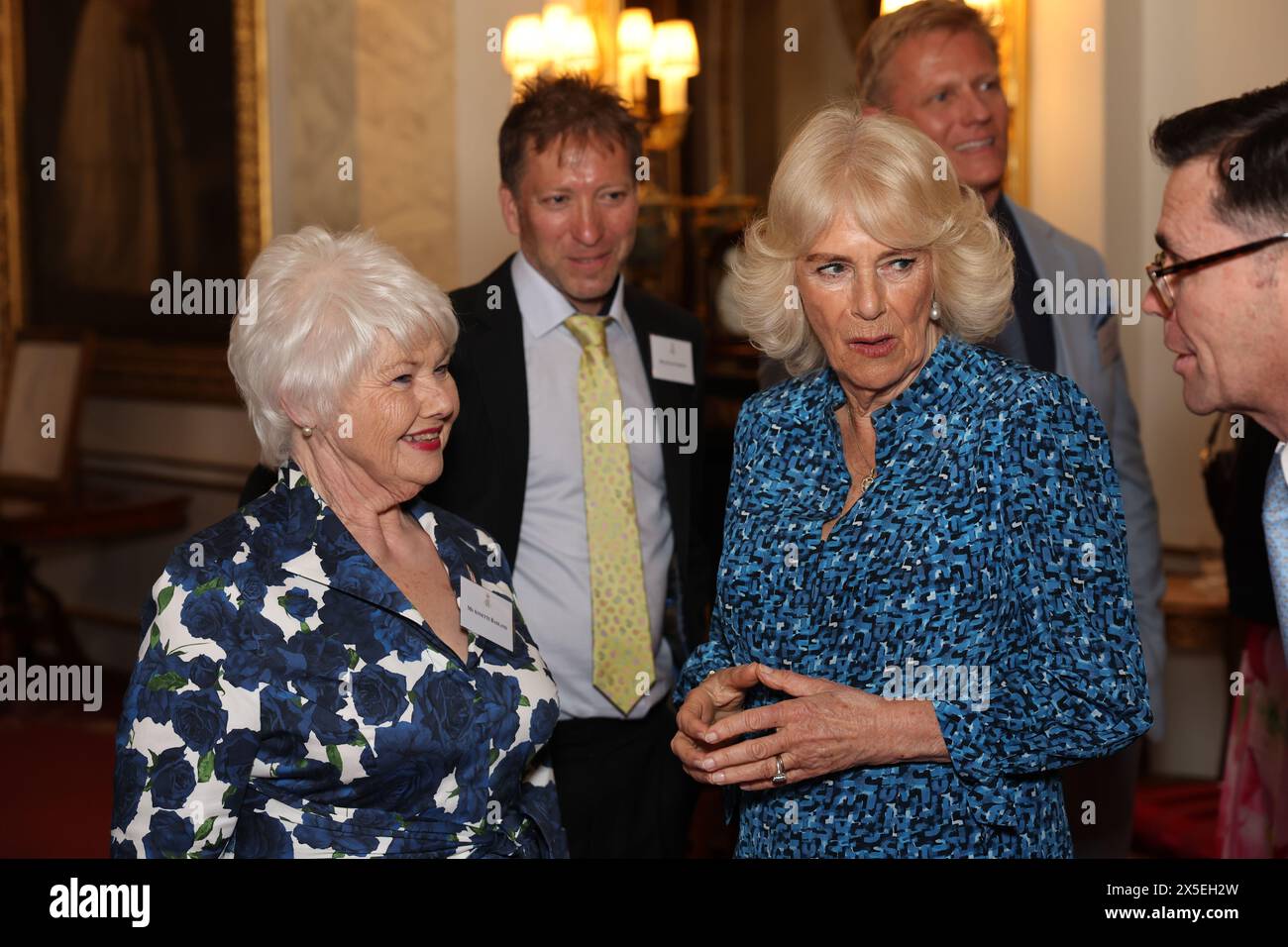 La regina Camilla parla con l'attrice Annette Badland mentre ospita un ricevimento a Buckingham Palace a Londra, per celebrare il 90° anniversario di Brooke, un'organizzazione benefica dedicata a migliorare la vita di cavalli, asini e muli. Data foto: Giovedì 9 maggio 2024. Foto Stock