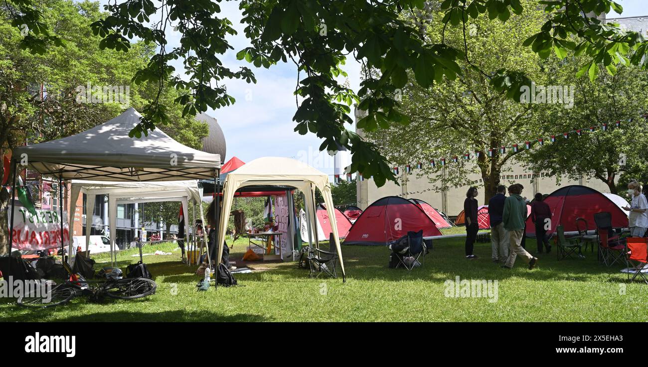 Protesta pro-palestinese studentesca dell'Università di Bristol in campeggio sul prato fuori dall'edificio universitario, Regno Unito Foto Stock