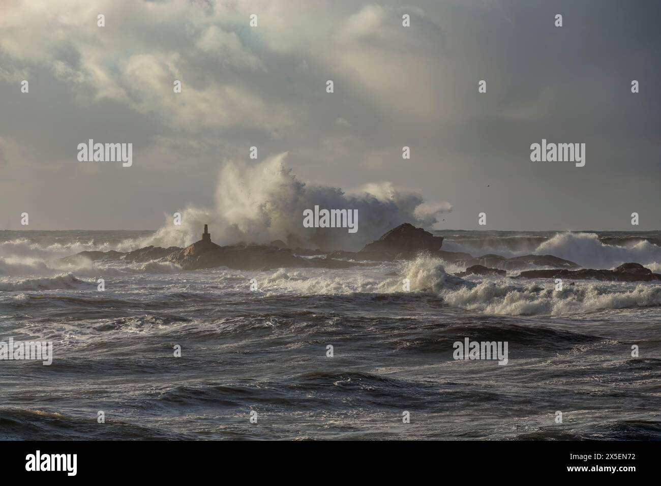 Tipica tempesta di vento del nord della costa portoghese settentrionale Foto Stock