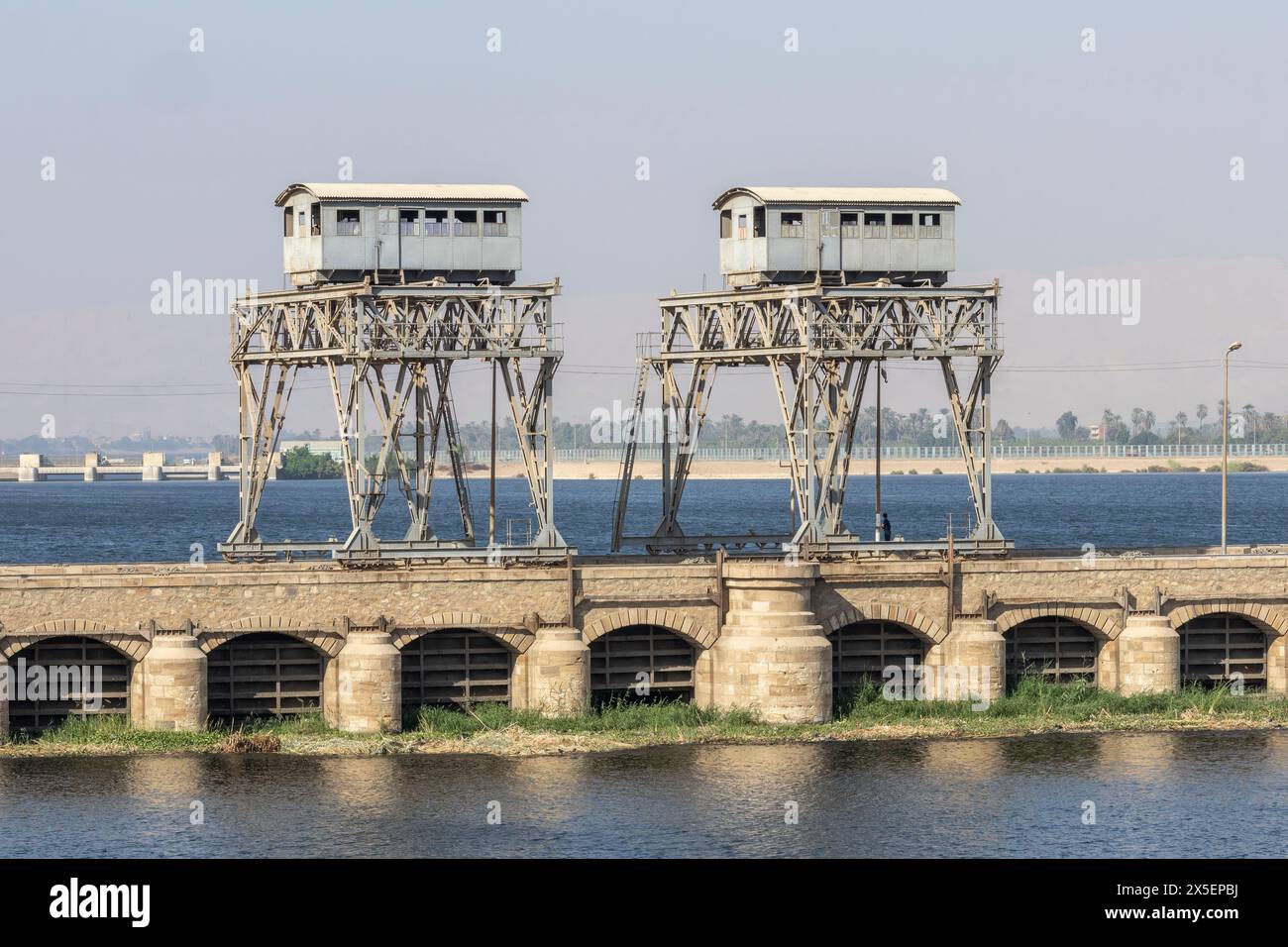 La chiusa e la diga di Esna fu costruita nel 1908 durante il regno del Chedivè Abbas Hilmi II. Successivamente fu rinnovata e aggiornata, riaperta nel 1996. Egitto. Foto Stock