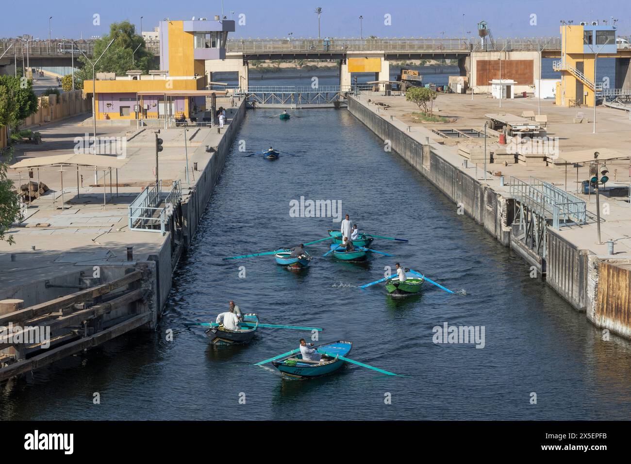 La chiusa e la diga di Esna fu costruita nel 1908 durante il regno del Chedivè Abbas Hilmi II. Successivamente fu rinnovata e aggiornata, riaperta nel 1996. Egitto. Foto Stock