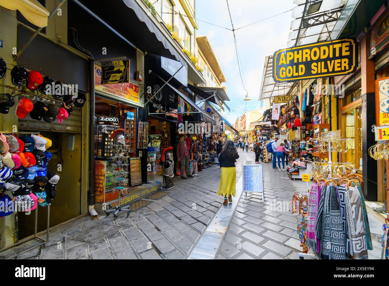 Il mercato delle pulci di Monastiraki, uno stretto vicolo di venditori ambulanti che vendono souvenir e regali nello storico quartiere Monastiraki di Atene, in Grecia. Foto Stock