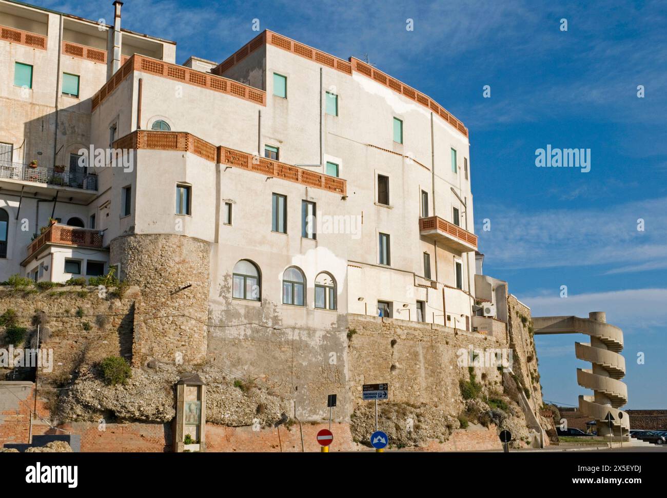 Edifici residenziali e antiche mura nel centro storico di Termoli, regione del Molise, Italia Foto Stock