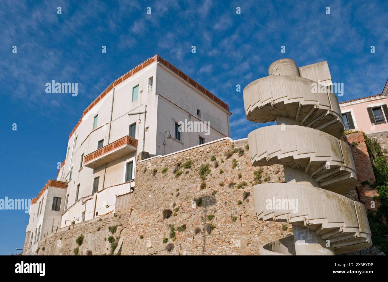 Edifici e scale a chiocciola in cemento a Termoli, Molise, Italia Foto Stock