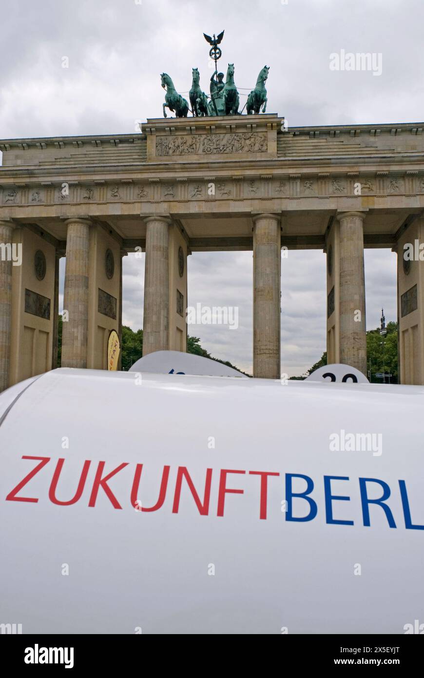 Vista posteriore di un biketaxi e Brandenburger Tor, Berlino Foto Stock