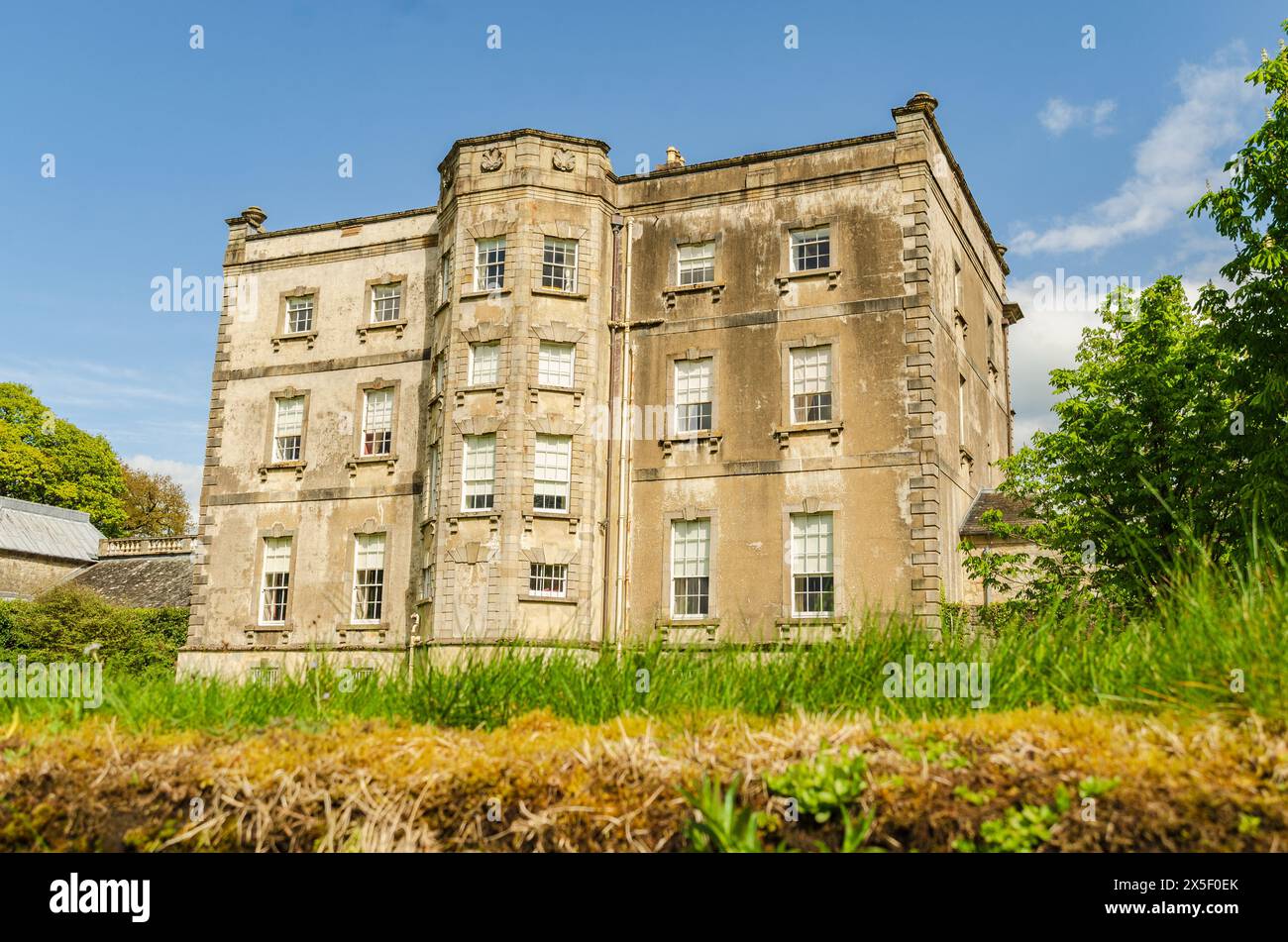 Enniskillen, Contea di Fermanagh Irlanda del Nord 1° maggio 2024 - Vista posteriore di Florencecourt House, una splendida casa del XVIII secolo adagiata in splendidi giardini Foto Stock