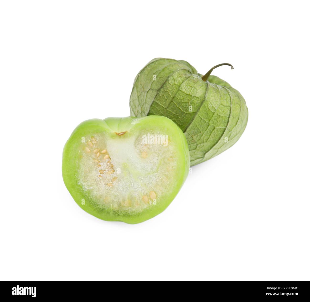 Tomatillo verde fresco con buccia isolata su bianco Foto Stock