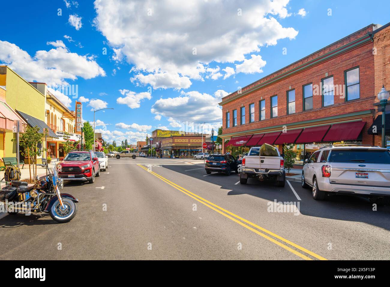 First Avenue, la strada principale che attraversa l'area del centro di Sandpoint, Idaho, in un giorno d'estate. Foto Stock