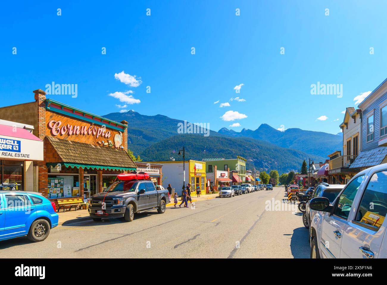 La strada principale del centro storico attraverso la cittadina rurale canadese di Kaslo British Columbia all'inizio della primavera. Foto Stock